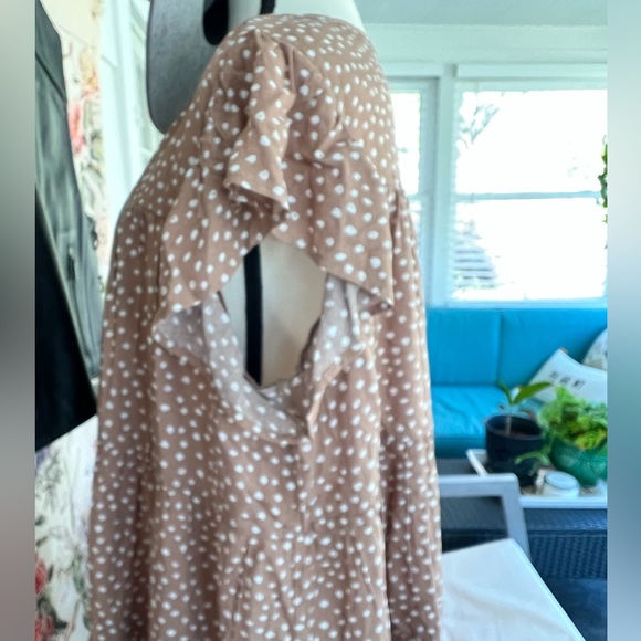 Ditzy print top. US size 14-16. Flutter sleeves, mock neck, Bloomchic. Frilly - Picture 4 of 5